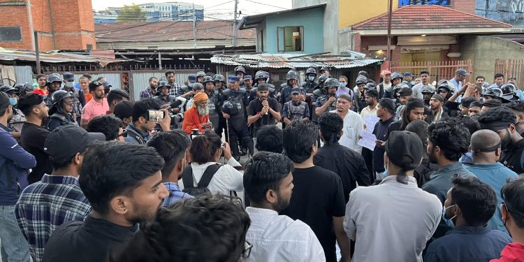 काठमाडौंमा संविधान जलाएर विरोध प्रदर्शन, १३ जना पक्राउ