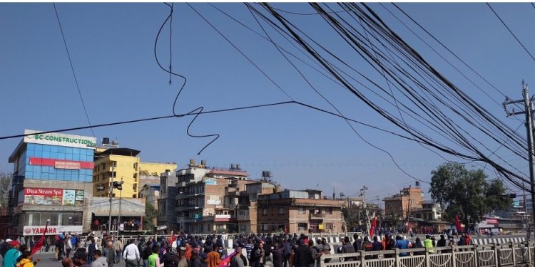 दुर्गा प्रसाईंको कार्यक्रमस्थलमा दुई पक्षबीच ढुंगा हानाहा