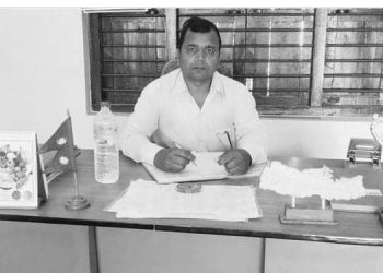 सरस्वती मातीमाध्यमिक विद्यालय तेतरिया जमदहका प्रधानाध्यपक संजिव कुमार साह आफ्नै विद्यालयमै पासो लागेको