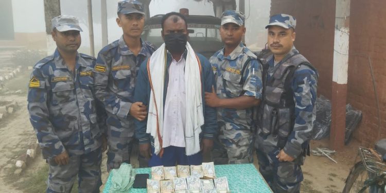 स्रोत नखुलेको ८ लाख नगदसहित एकजना पक्राउ