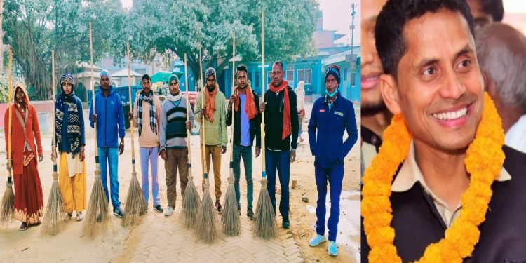 वडा नं.४ का वडा अध्यक्ष यादवद्धारा सरसफाई कर्मीलाई जुत्ता वितरण