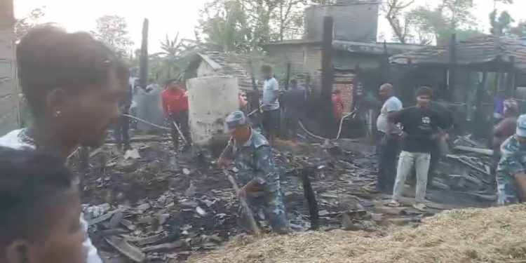 सिरहाको मिर्चैया नगरपालिका वडा नम्बर ३ मा ६ वटा घर जलेर नष्ट