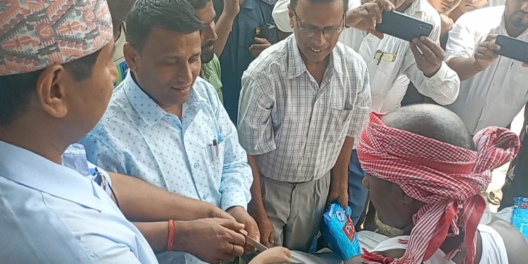 मिर्चैया नगरपालिकामा भीषण आगलागी परिवार अर्थिक सहयोय गरे