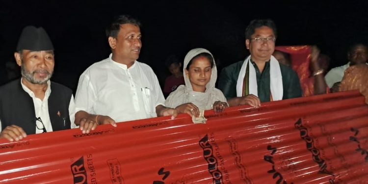 मिर्चैयाका आगलागी पीडितलाई जस्तापाता र नगद सहयोग