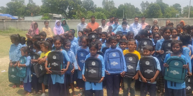 दुर्गापुरमा वडा कार्यालयको सहयोगमा ७३ जना विद्यार्थीलाई शैक्षिक सामग्री वितरण